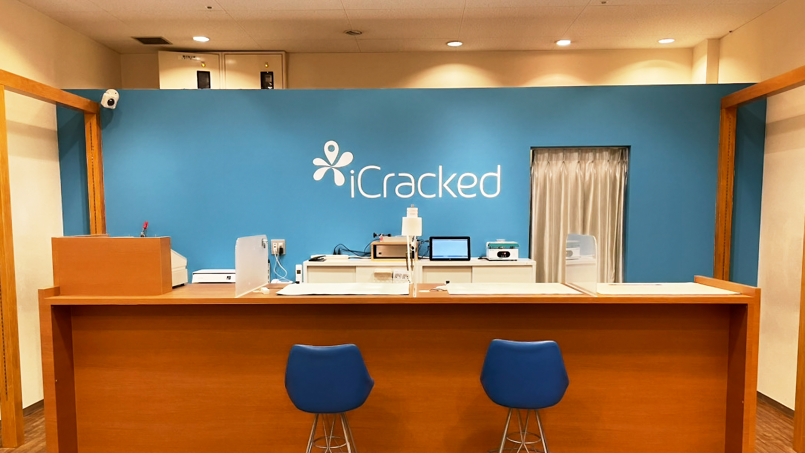 iCracked Store アスピア明石の店舗画像